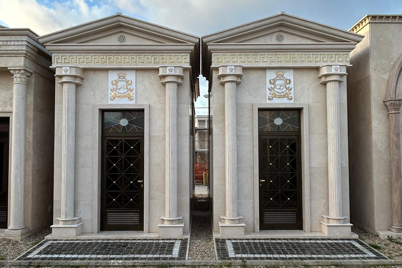 Cappelle di Famiglia con Rivestimento in Travertino – Cimitero Santa Ninfa